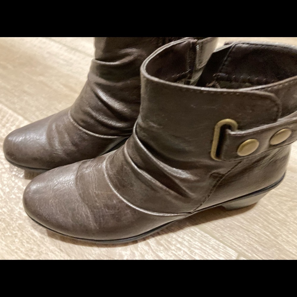 Easy street brown boots 7.5